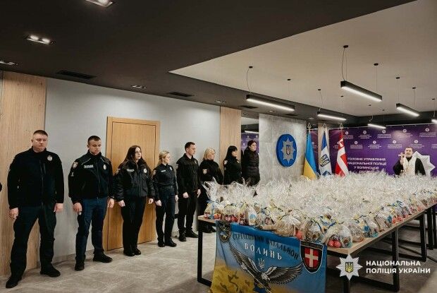 Волинські поліцейські передали пасхальні набори бійцям стрілецького батальйону 