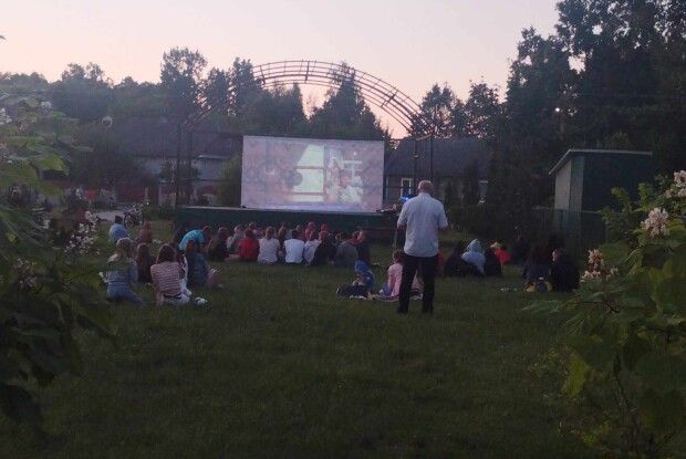 Просто неба: у селі на Волині організували кіноперегляд 