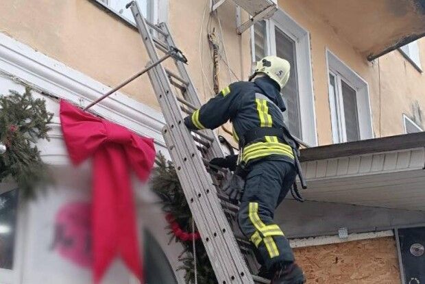 На Волині дворічна дитина зачинилася у квартирі