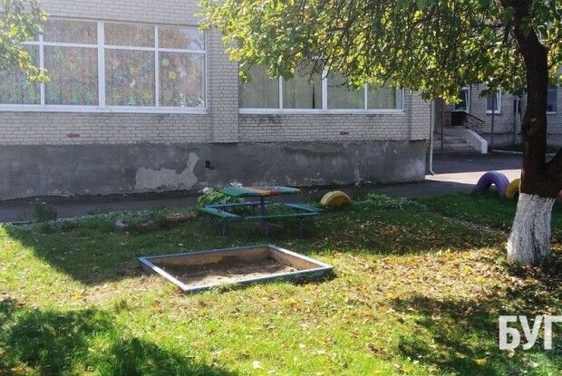 На Волині батьки змушені самотужки ремонтувати майданчик в дитсадку (Фото)