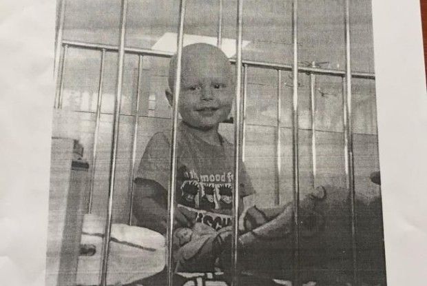 Щоб допомогти онкохворому дворічному хлопчику, рівненські священики зіграють у футбол з депутатами