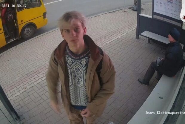 Камера зафіксувала вандала, який розмалював лавку на зупинці (Відео)