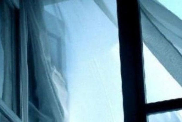 Студентка випала з 8 поверху гуртожитку