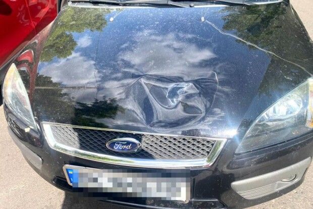 У Рівному авто влетіло у сім'ю з маленькою дитиною (Фото)