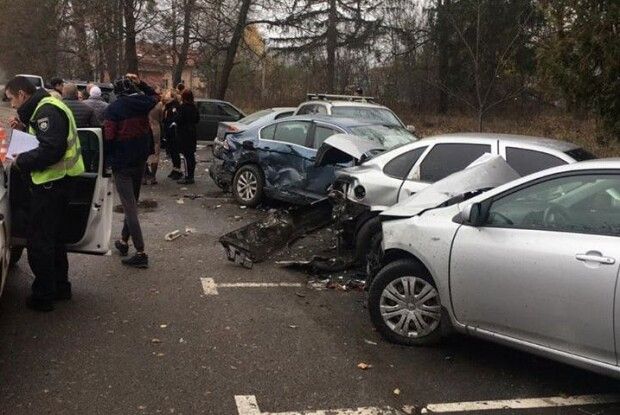 Водійка джипа в'їхала в парковку, пошкодивши п'ять автомобілів