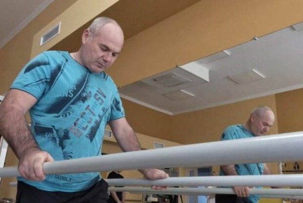 Ступив на рідне подвір’я двома ногами: поранений боєць з Волині вчиться ходити з новим протезом