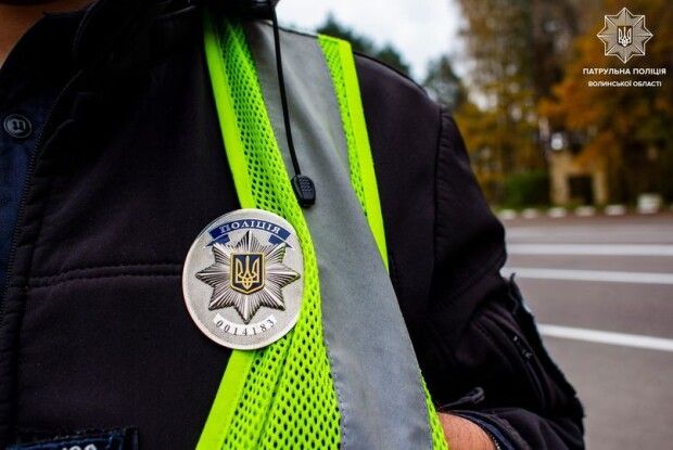 Патрульні виявили в Луцьку чоловіка, який посеред ночі дзвонив у домофони будинків