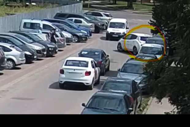 На Волині пані «поцілувала» чужу машину і втекла (Відео)