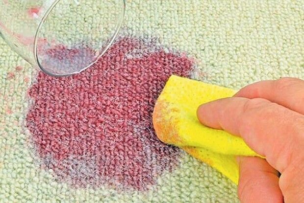 Як вивести плями зі скатертини?