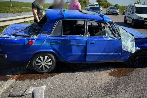 На очах у волинських патрульних сталась автоаварія – водій в’їхав у відбійник