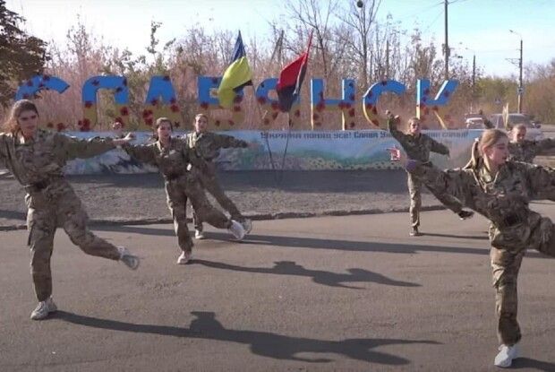 «Батько наш Бандера»: дівчата станцювали під вірусну пісню з червоно-чорними димовими шашками (Відео)
