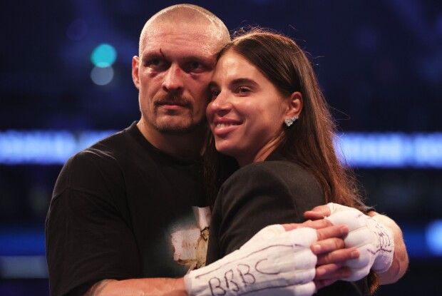 Дружина Усика розмістила фото обстрілів їхнього житла і заявила кримчанам: «Таких сцикунів, як ви, у світі немає»