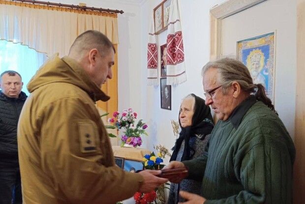 У громаді на Волині синові та батькам полеглих Героїв вручили їхні посмертні нагороди
