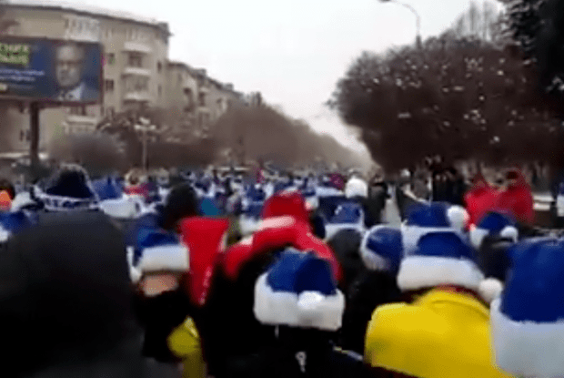 Святі Миколаї разом з олімпійською спортсменкою пробіглися Рівним (Відео)