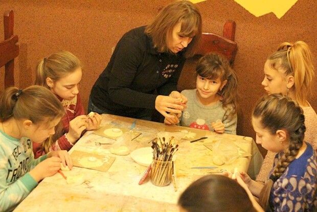 У Луцьку уже 5 років при монастирі діє творча майстерня