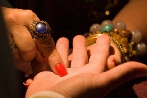 Знімали порчу: у Камінь-Каширському районі поліцейські зловили двох шахрайок 