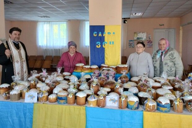 У громаді на Волині для воїнів на фронт відправили освячені паски із секретом Перемоги 