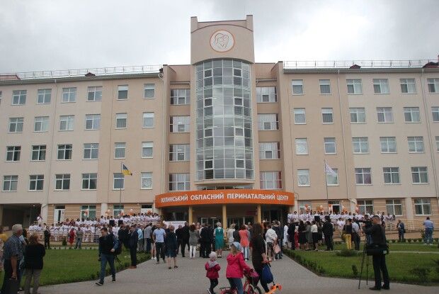 На порозі перинатального центру волинянкам зичили «дві смужки»