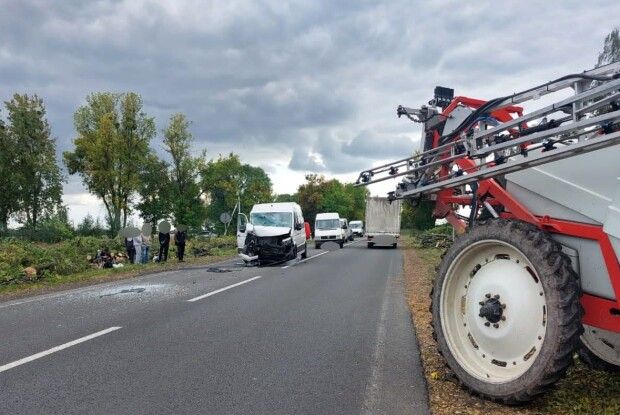 На Волині автівка влетіла в трактор (Фото)