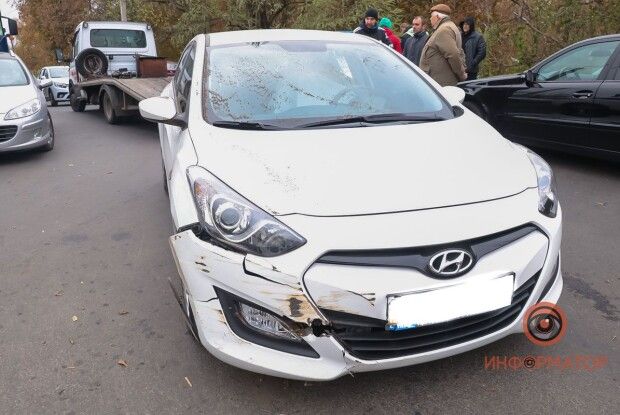 Чоловік раптово помер за кермом під час руху: Hyundai влетів у відбійник (Фото)