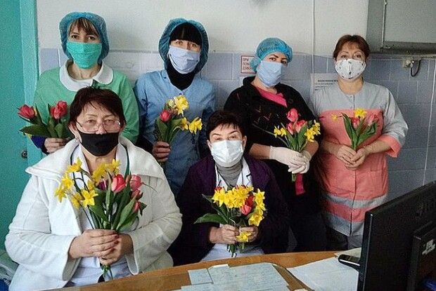 На Херсонщині фермер дарує тюльпани зі свого поля медикам