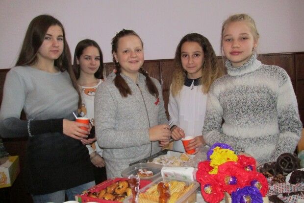  Благодійності вчаться з учнівської парти