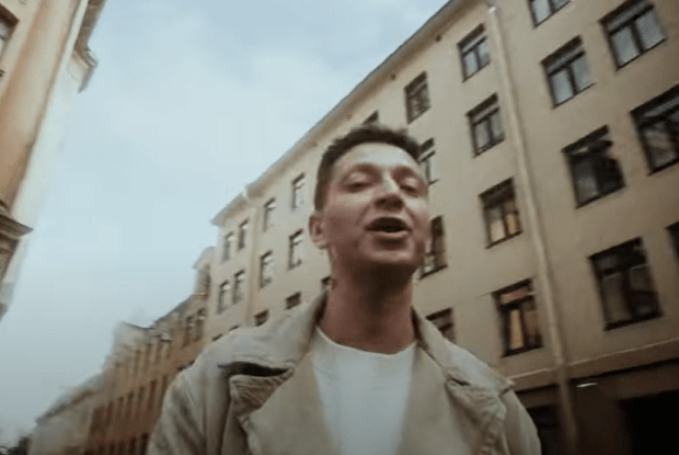 «Старий гном нас лякає»: Оксімірон у новому кліпі послав путіна на три літери (Відео)