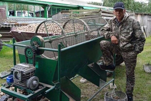 Ярослав Ількевич картоплю перебирає не руками