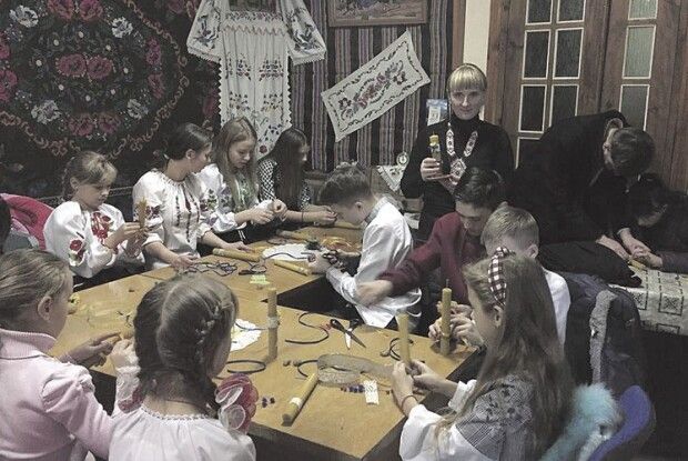 Маленькі маневичани передали на Схід сувеніри для солдатів