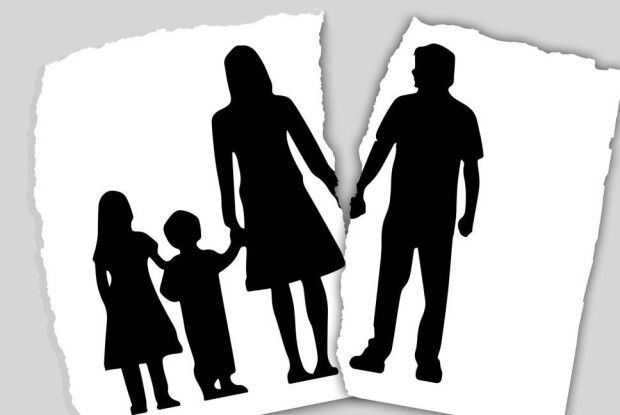 Роками переховував і не дозволяв ходити до школи: поліція зі скандалом забирала у батька сина