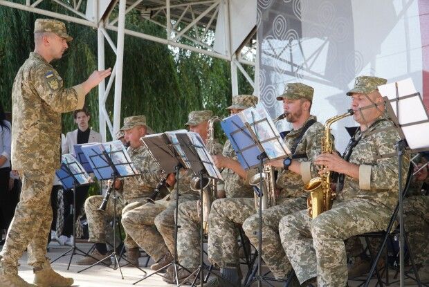 На Волині педагогів урочисто привітав військовий оркестр 14-ї ОМБр ім. Князя Романа Великого