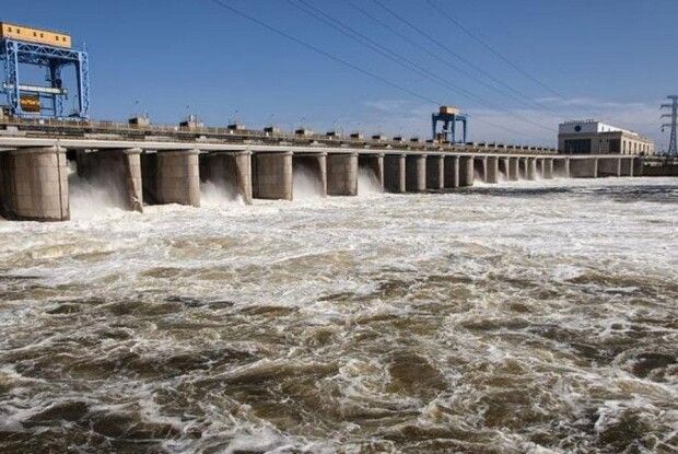 За кілька годин вода досягне критичного рівня: окупанти підірвали Каховську ГЕС