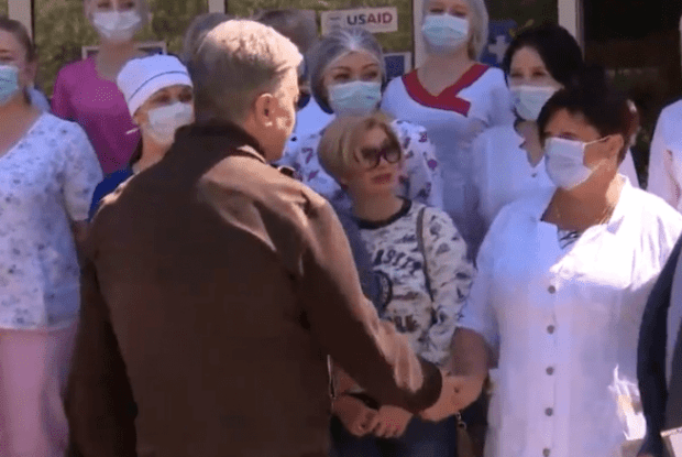 Порошенко привіз кисневі концентратори у лікарню Торецька на Донеччині 