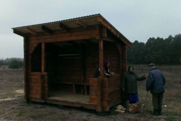 На Маневиччині встановлюють гарненькі еко-зупинки 