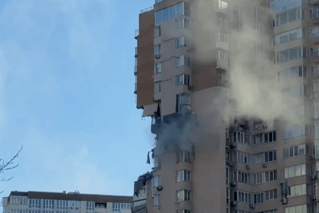 «Горіть у пеклі російські п**ераси, у дружини зі старшим зламані ноги», – чоловік, чий будинок обстріляли у Києві