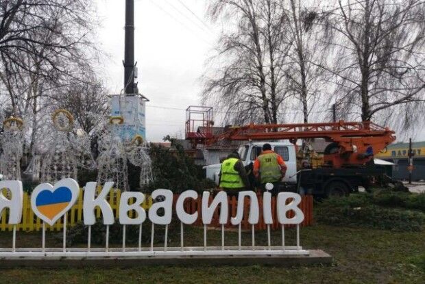 На Рівненщині в центрі селища впала святкова ялинка