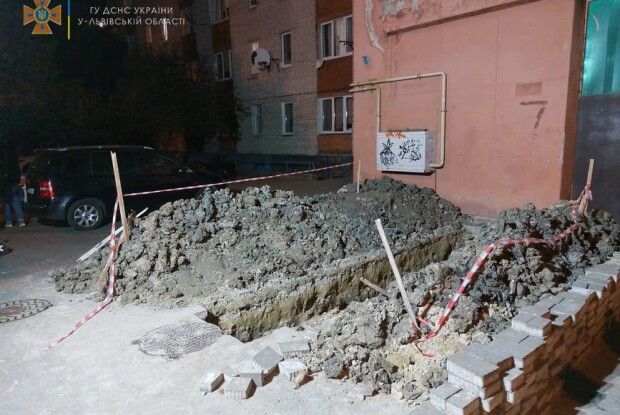 Чоловік провалився у 2-метрову яму і кликав на допомогу