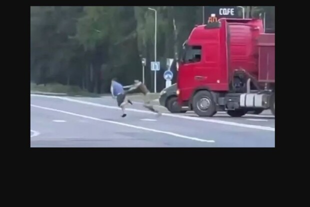 На Волині водій вантажівки розтрощив автівки ТЦК та потягнув за собою на дверях працівника військкомату