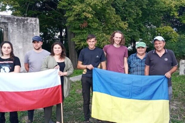 У Голобах розчистили старий польський цвинтар 