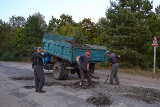 На Любешівщині селяни ремонтують дорогу власними силами