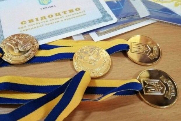Свідоцтво з відзнакою замість медалі: нові правила для випускників 2025 року