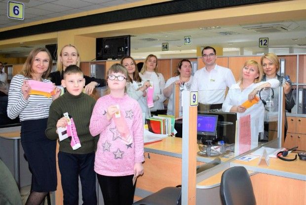 У ЦНАПі сьогодні продають кольорові шкарпетки