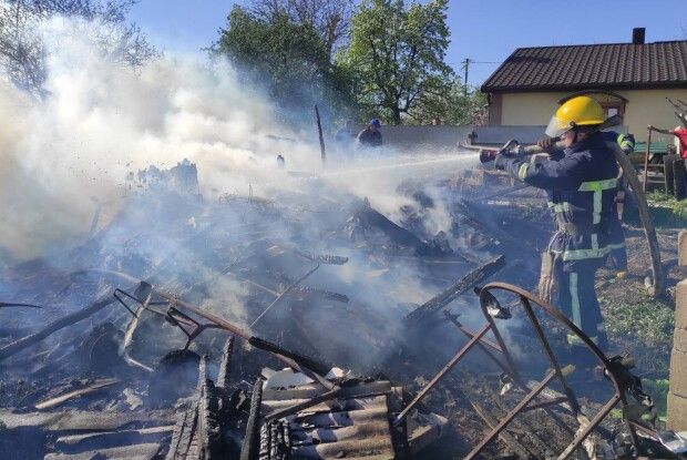 Вогонь ледь не перекинувся на хату: на Горохівщині сталася пожежа (Відео моменту)