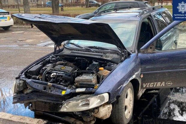Волинянин, втікаючи від поліції, в’їхав у припарковане авто 