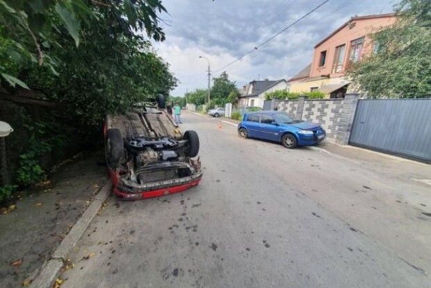 У Рівному водій в'їхав в авто та перевернувся 