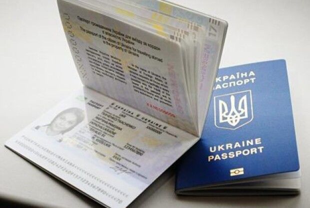 Українці достойно поводяться закордоном, безвіз не закриють, – єврокомісар