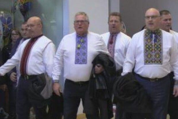 Хор заспівав українську колядку посеред торгового центру в Канаді