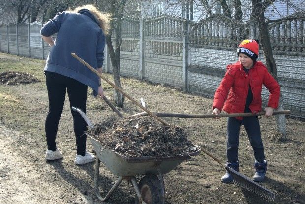 А ці діти не чекають толоки