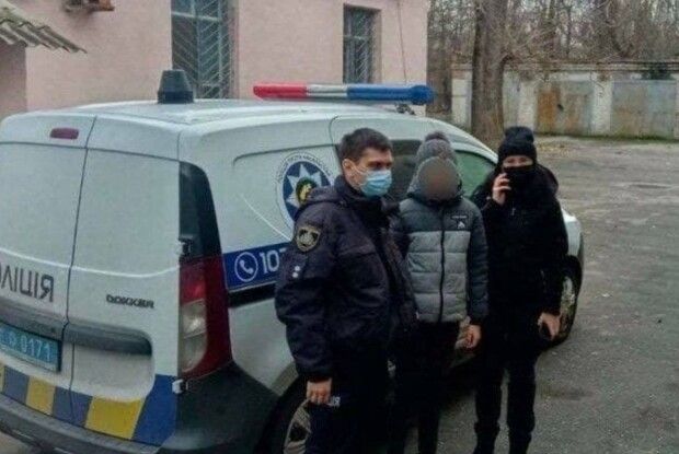 Родичі привели 11-річного хлопчика до поліції, бо його нема кому виховувати