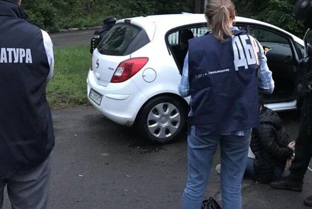 Наркотики для в'язнів: посадовцю з рівненської колонії та спільникам оголосили підозру